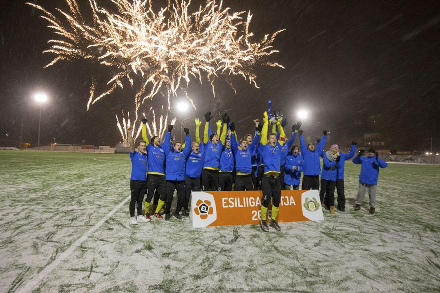 Pühapäeval rõõmustasid Viljandi jalgpalliklubi Tulevik esindusmeeskonna mängijad koos poolehoidjatega Eesti meistrivõistluste esiliiga võidutrofee üle.