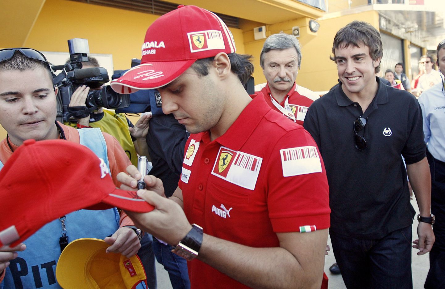 Felipe Massa autogramme andmas.