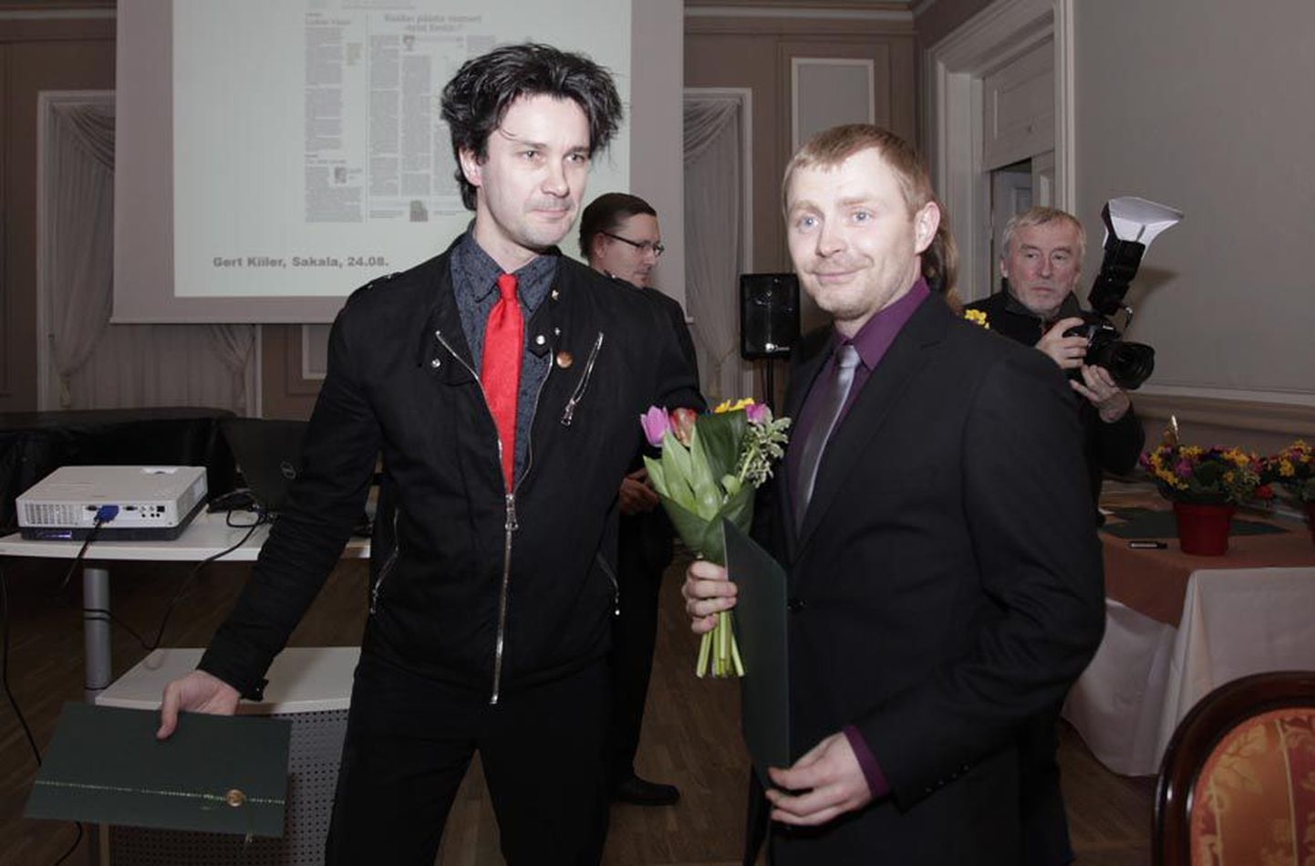 «Sakala» ajakirjanikud Gert Kiiler (vasakul) ja Hans Väre said preemia kätte läinud reede õhtul Tallinnas Õpetajate majas peetud pressipeol.