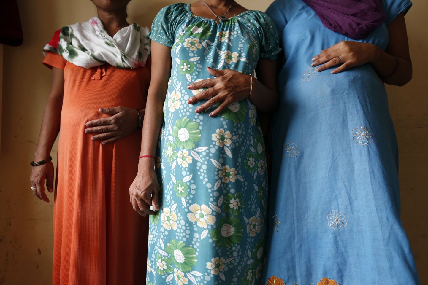 Kolm surrogaatema Indias Anandis.