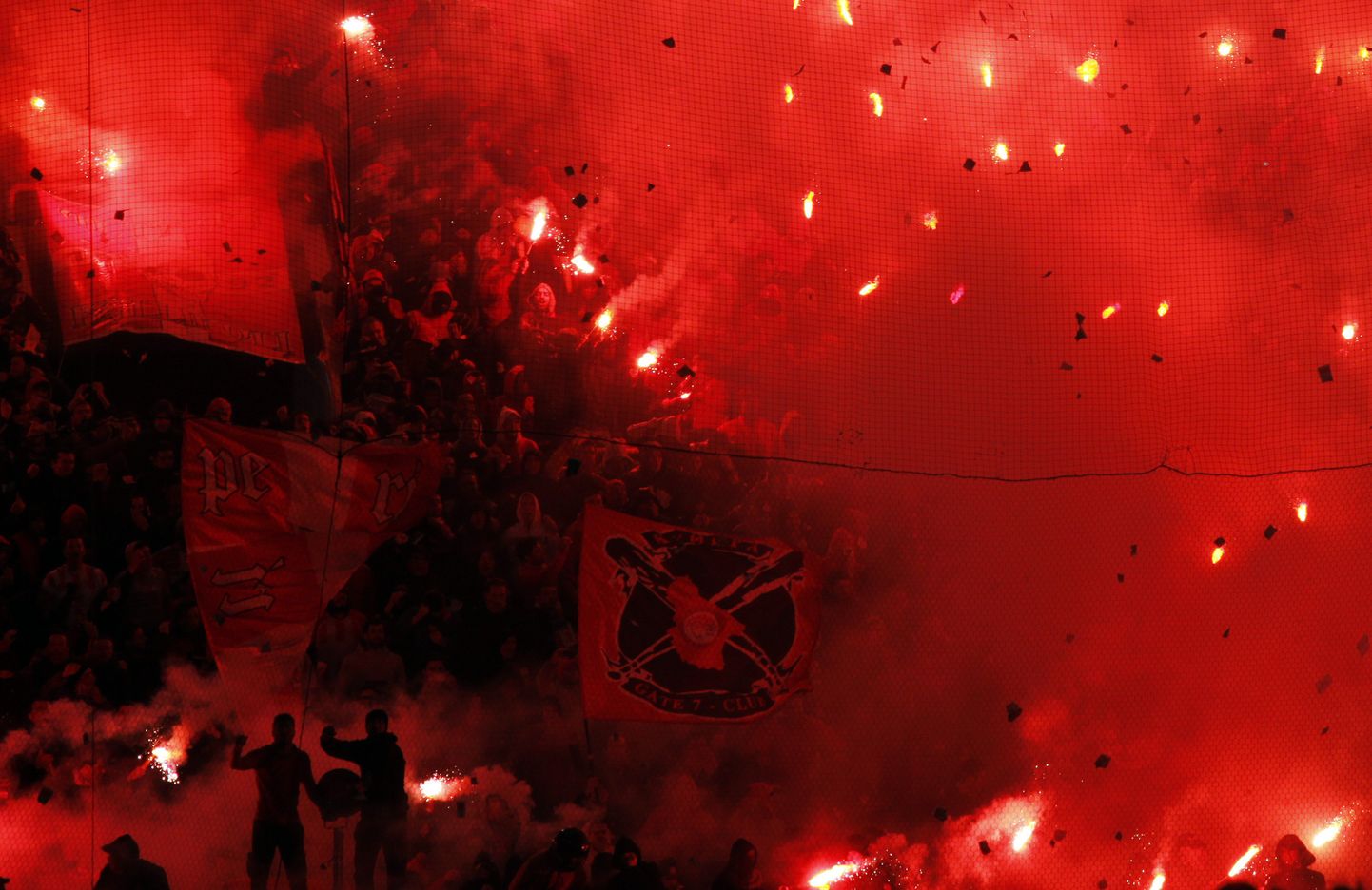 Pireuse Olympiacose fännid nädalavahetusel toimunud kohtumises tribüünidel rakette põletamas.