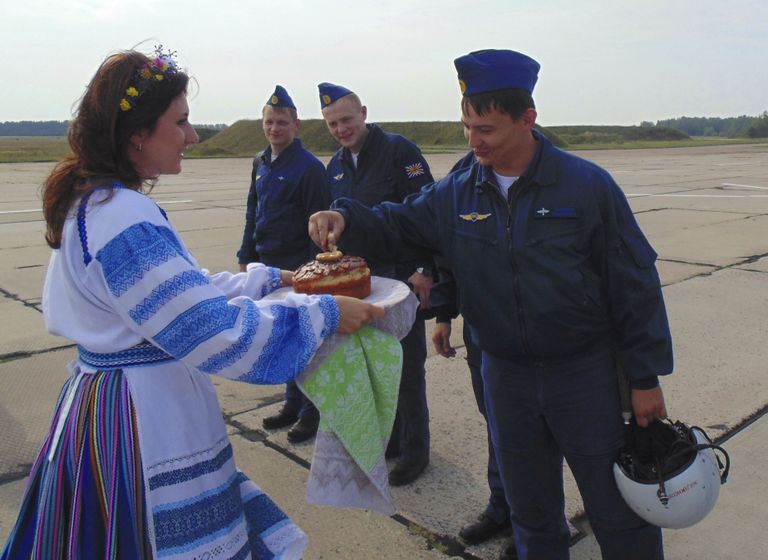 Eile Valgevenesse saabunud Vene õhuväelased saavad tervituseks leiba ja soola. Foto: AP/Scanpix