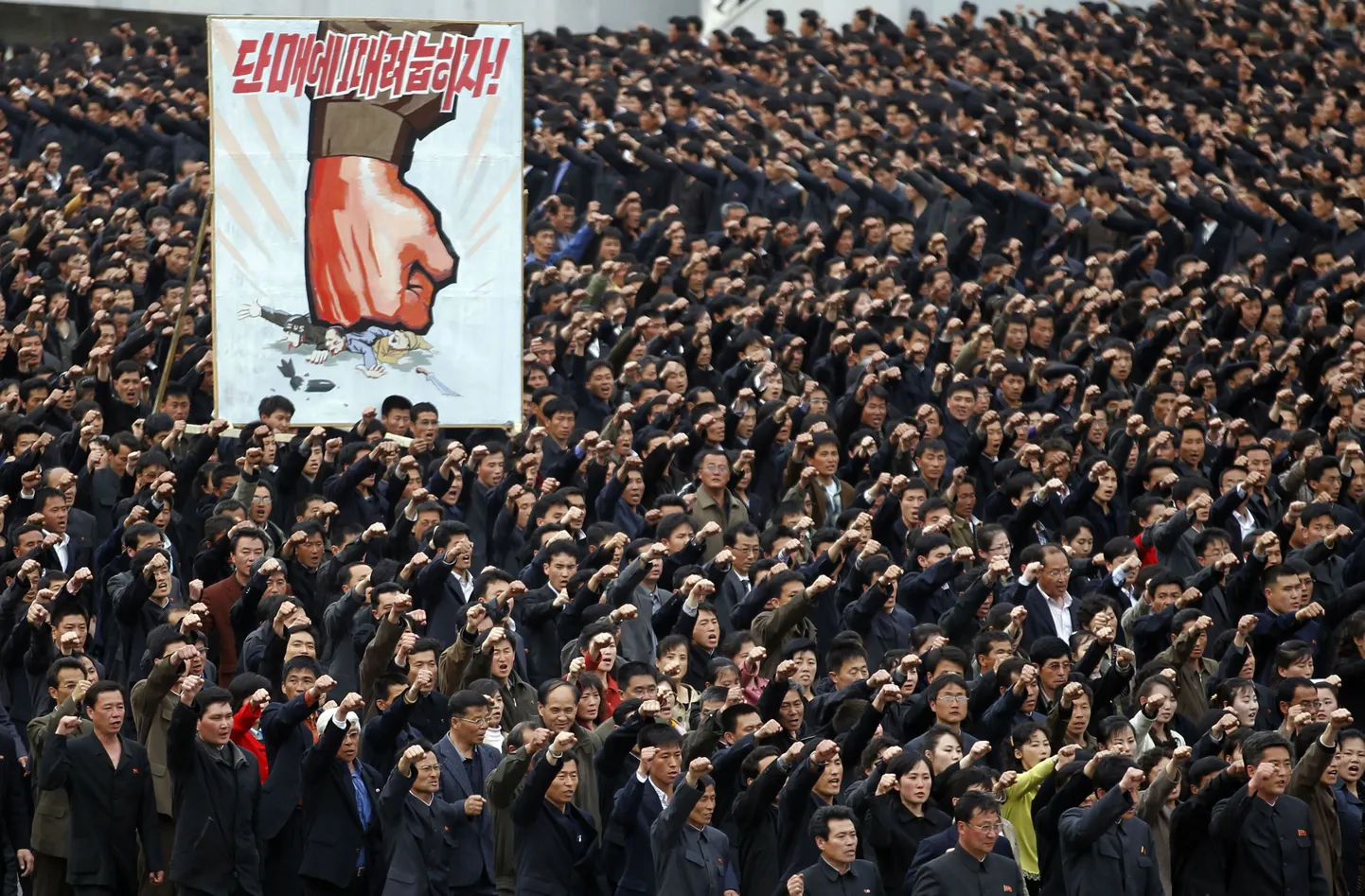 Põhjakorealased on võitlusvaimu täis. Pilt on tehtud Kim Il-sung väljakul pealinnas Pyongyangis.