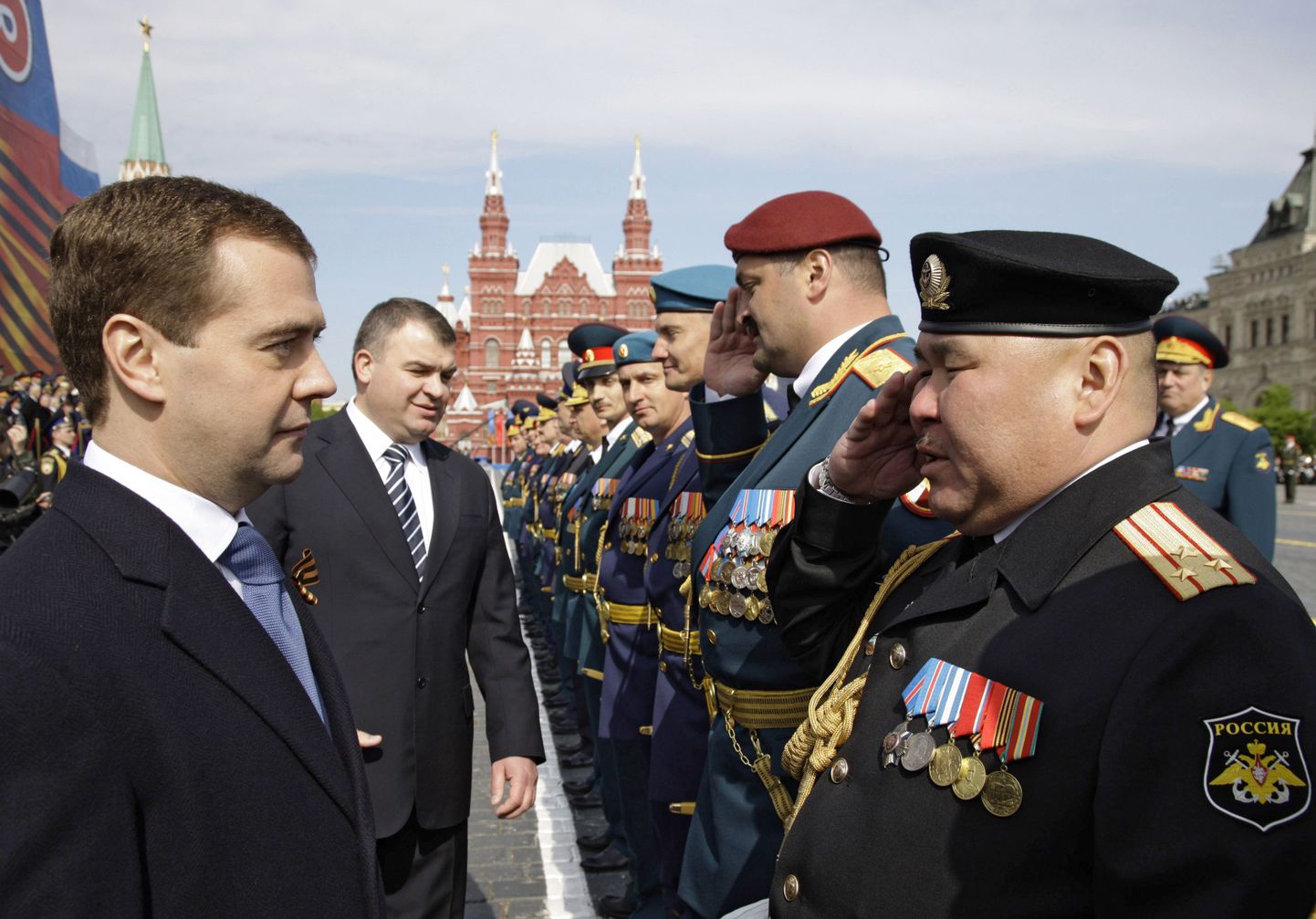 Venemaa president Dmitri Medvedev ja kaitseminister Anatoli Serdjukov 9. mail kohtumas riigi kindralitega.