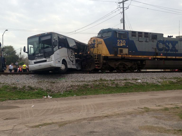 USAs Mississippis Biloxis toimus bussi ja rongi kokkupõrge
