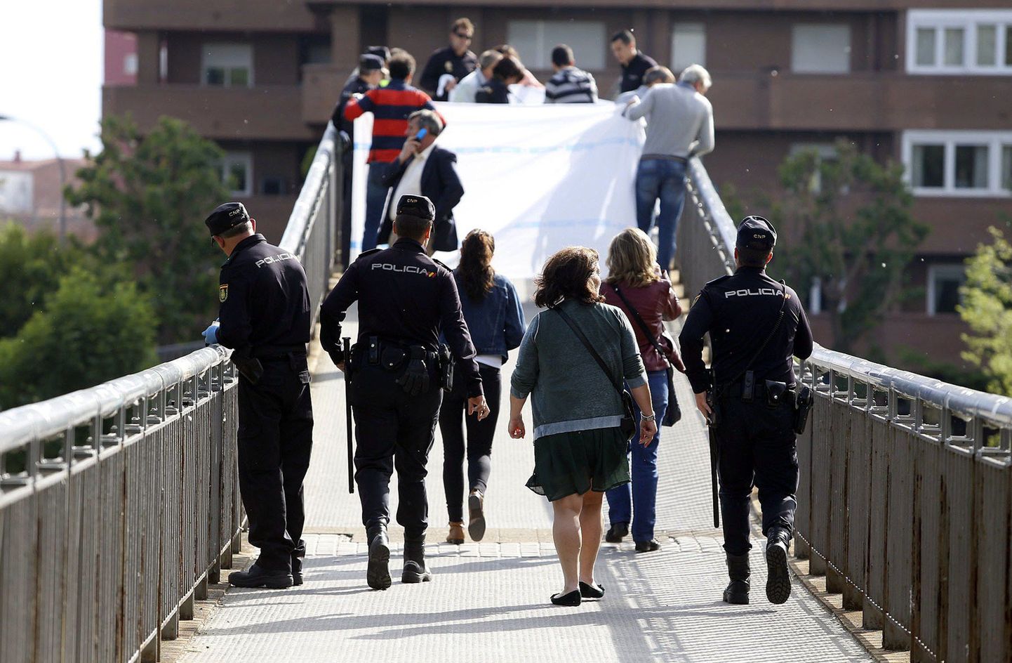 Hispaania politseinikud jalakäijate sillal Leónis.
