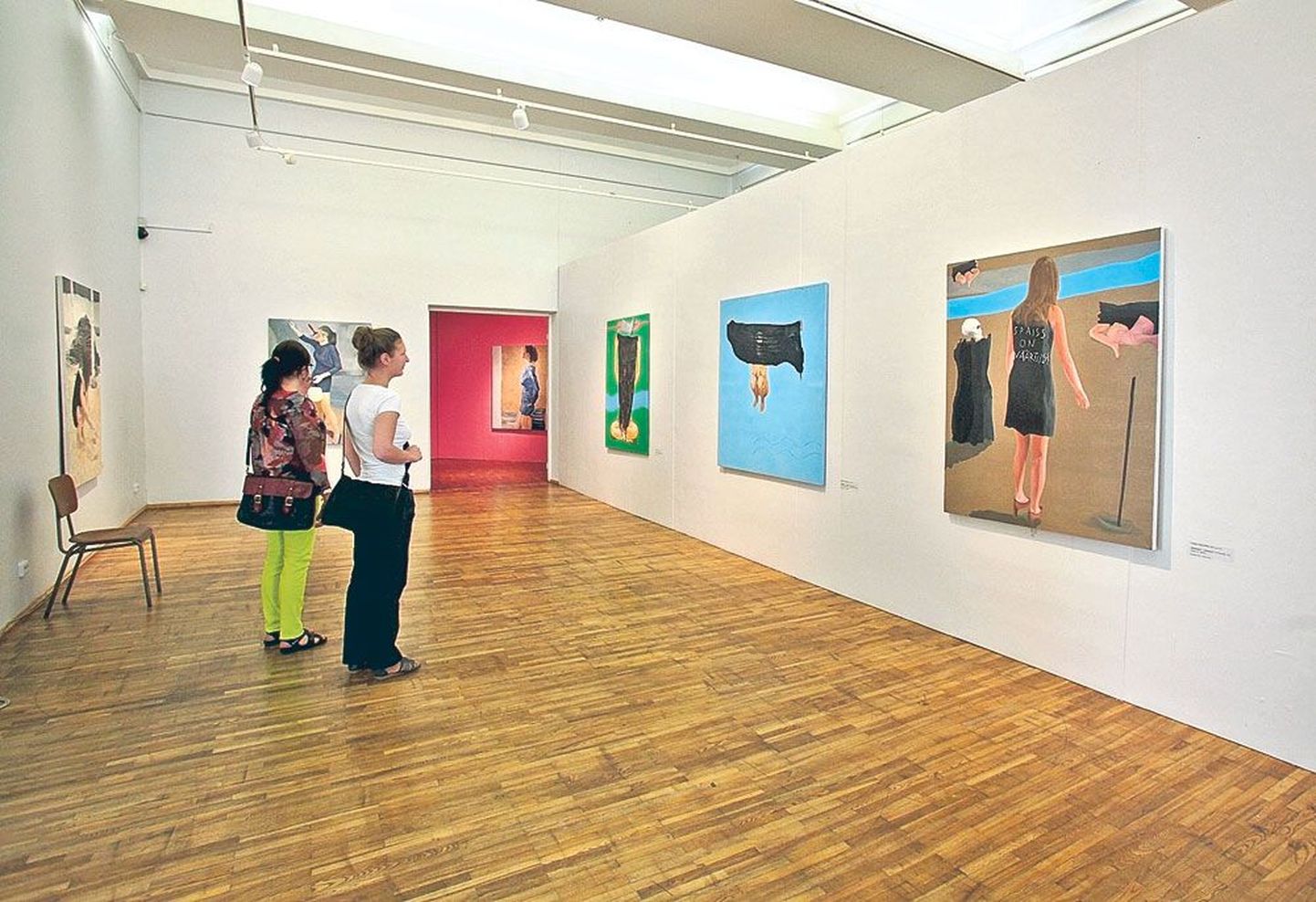 Tanel Tolstingu magistritööks valminud sarja «Rännakud» vaatavad kunstimajas noored kunstnikud Anna Hõbemäe (vasakult, lõpetanud Tartu Ülikooli maaliosakonna 2011) ja Maarja Nurk (lõpetanud Eesti Kunstiakadeemia 2012).