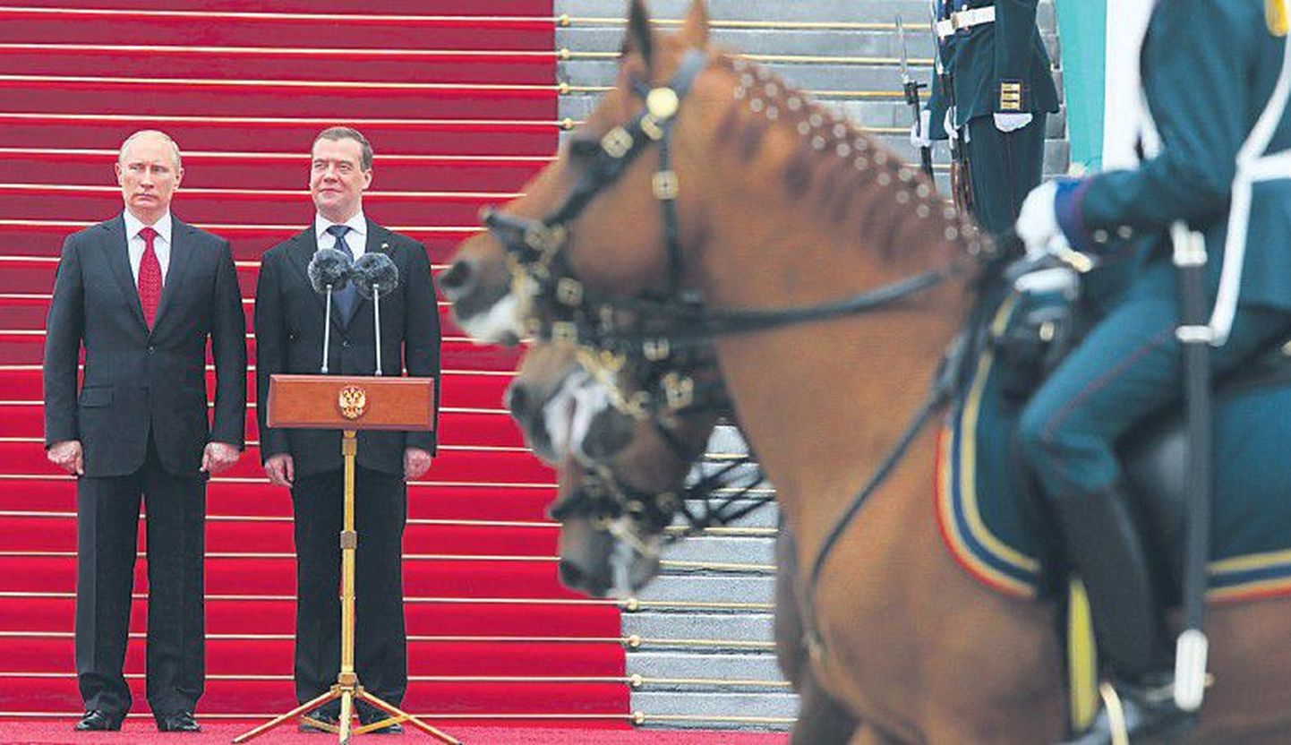 Президент России Владимир Путин и покидающий этот пост Дмитрий Медведев 7 мая приняли участие в смотре президентского полка на Соборной площади Московского Кремля.