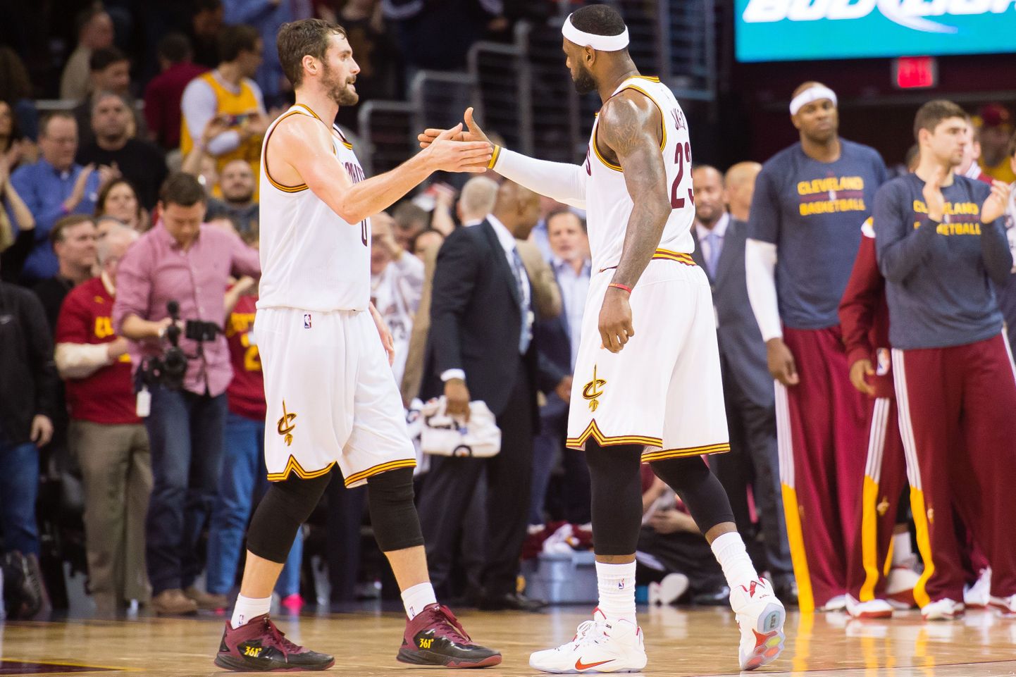 Cleveland Cavaliersi staarid Kevin Love (vasakul) ja LeBron James.