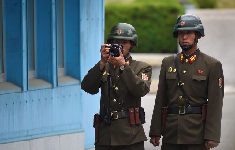 Põhja-Korea sõdurid jäädvustamas Pence'i visiiti kahe korea piirile. Foto: JUNG YEON-JE/AFP/Scanpix