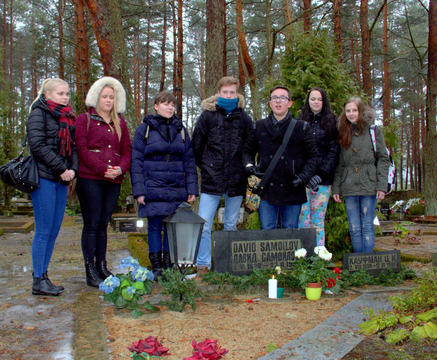 David Samoilovi luulekonkursil osalenud noored süütasid Pärnu Metsakalmistul kirjaniku haual küünla ja asetasid sinna lilled.