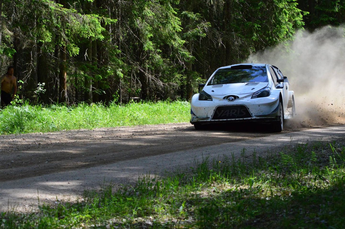 Toyota meeskond valmistumas Lõuna-Eesti teedel kahe nädala pärast toimuvaks Poola ralliks.