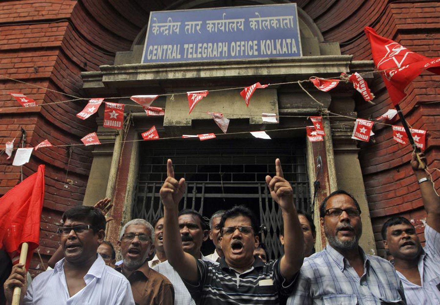 Kolkata telegraafibüroo töötajad protestivad teenuse sulgemise vastu.