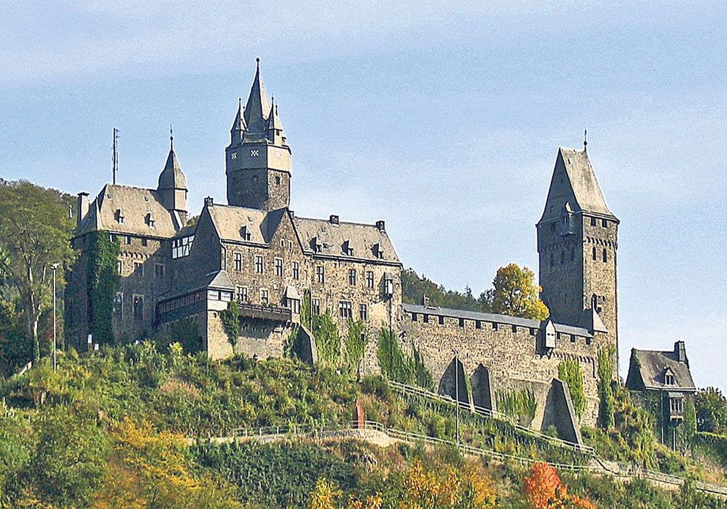Maailma esimese hosteli avas 1912. aastal Saksamaal Altena lossis Richard Schirrmann vaesematele linnanoortele.