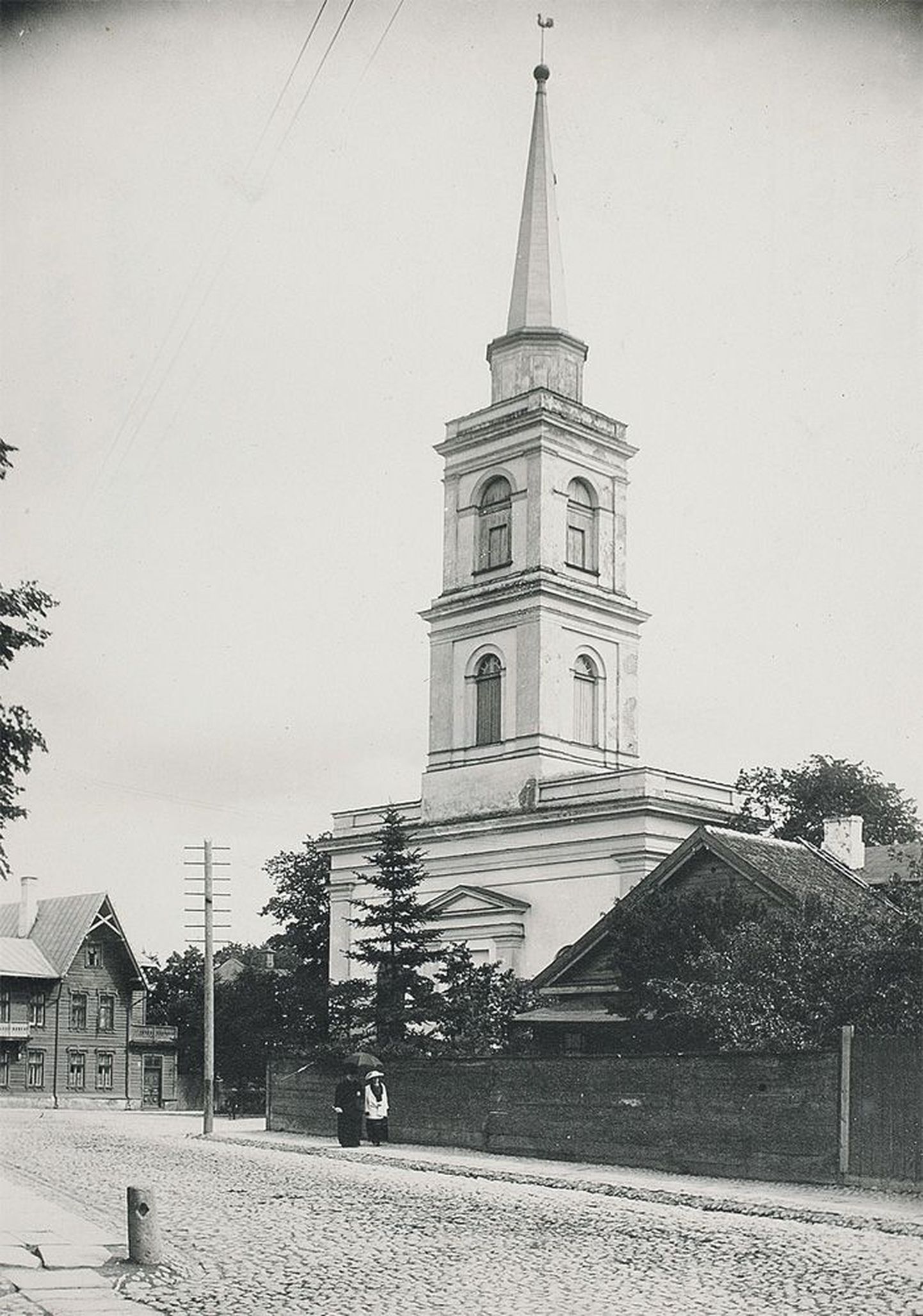 Tartu vanalinnale iseloomulikus klassitsistlikus stiilis Maarja kirik pühitseti sisse jaanuaris 1842 ning teenis rahvast kuni põlenguni juulis 1941. Nõukogude ajal ehitati kirik ümber spordihooneks.