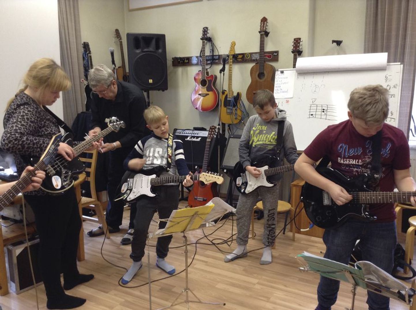 Viljandi huvikooli lapsed musitseerivad projekti toel saadud pillidega.