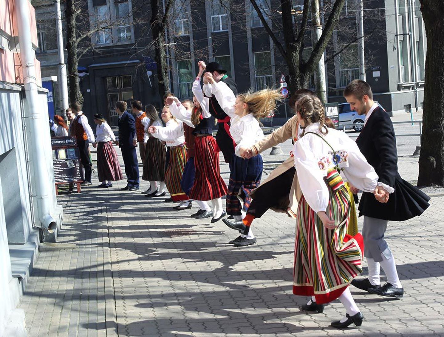 Pildil on noored inimesed, kes tänavu kevadel Tallinna reaalkooli lõpetasid ja oma kooli gümnaasiumide     lõpueksamite edetabelis esimesele kohale tõstsid.