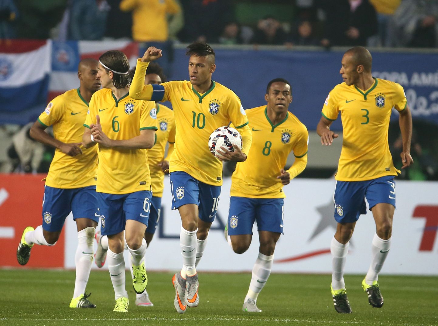 Neymar koos meeskonnakaaslastega rõõmustamas.