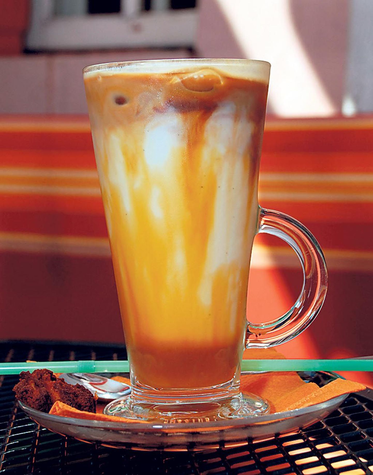 Piccadilly teeb jääkohvi nii: kuus jääkuubikut, kallatakse karamellisiirupiga üle, lisatakse ohtralt külma piima ja sorts kanget kohvi.