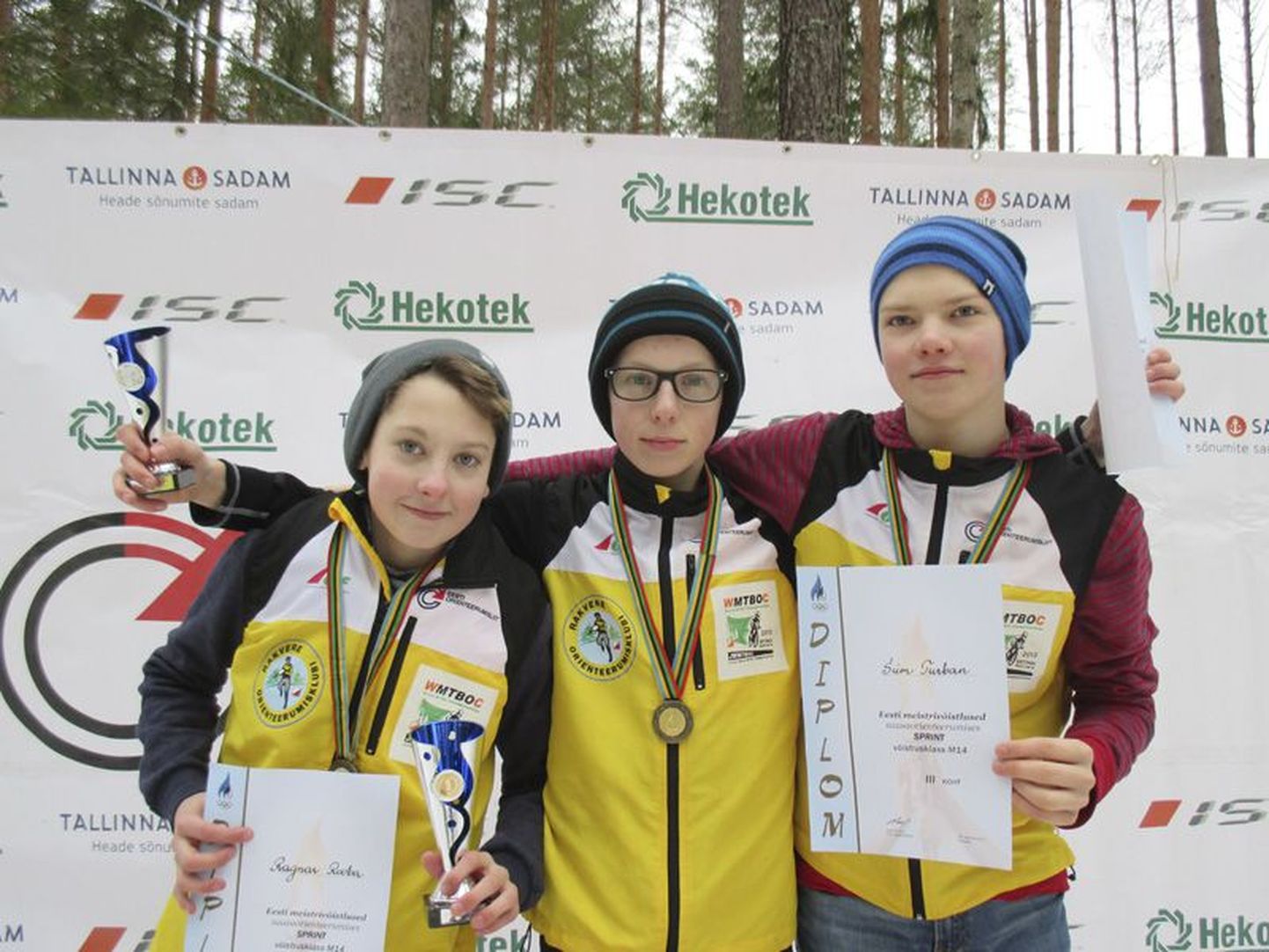 Rakvere orienteerumisklubi noored Ragnar Rooba (vasakult), Sander Pritsik ja Siim Turban saavutasid Eesti meistrivõistlustel kolmikvõidu.