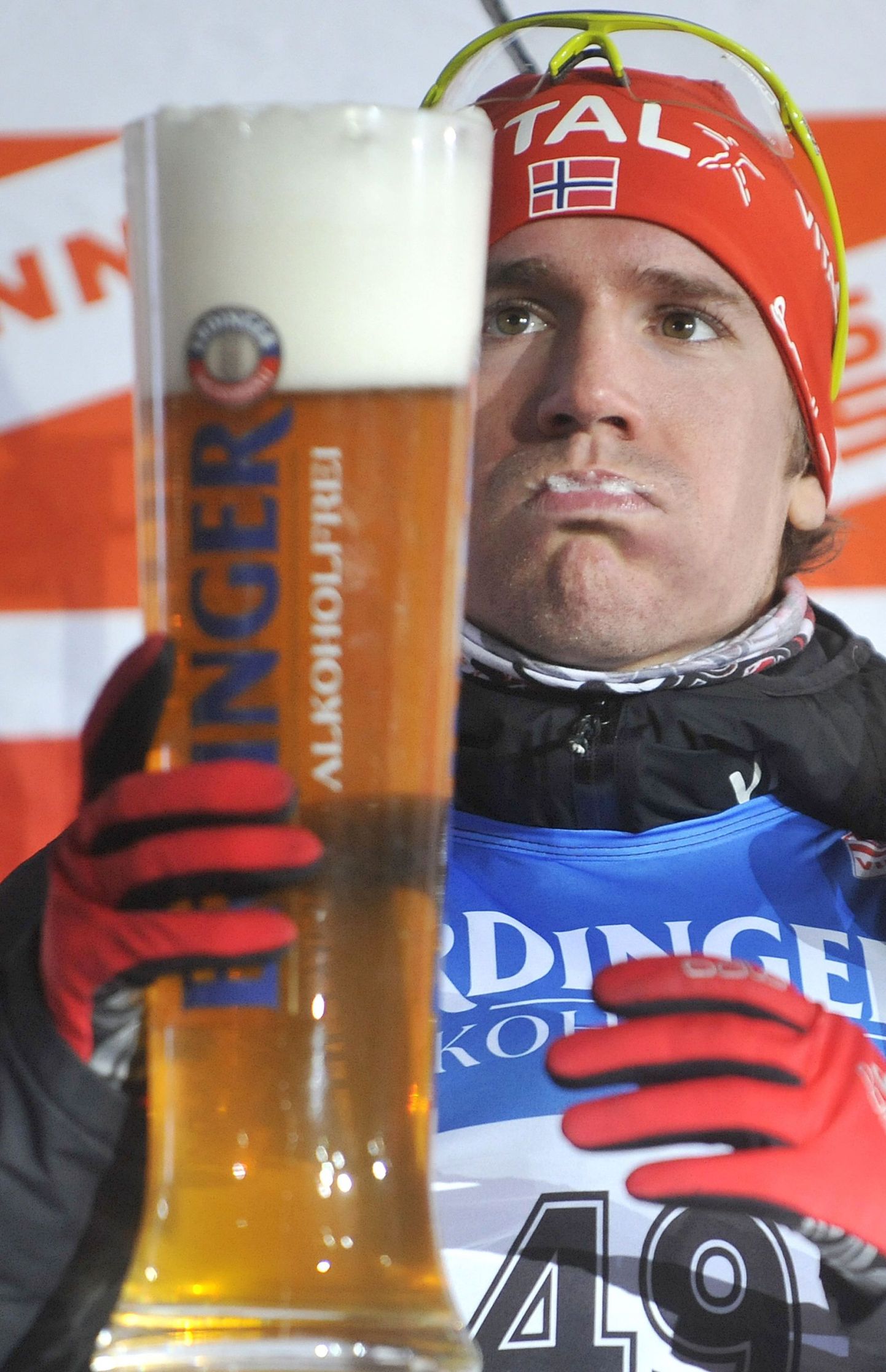 Laskesuusatamise valitud MK-etappidel saavad esikolmikusse jõudnud sportlased poodiumil Erdingeri alkoholivaba õlut mekkida. Pildil on huuled vahuseks teinud norralane Emil Hegle Svendsen.