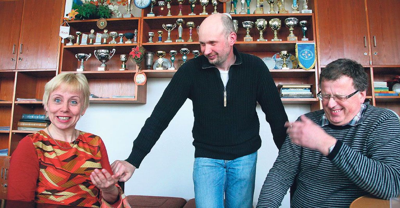 Viipekeeletõlkide Anne Seppingu ja Valeri Peedi vahel seisev Pärnumaa kurtide ühingu juhatuse esimees Andrus Siig ajab ühingu asju tihti just tõlkide abile toetudes.