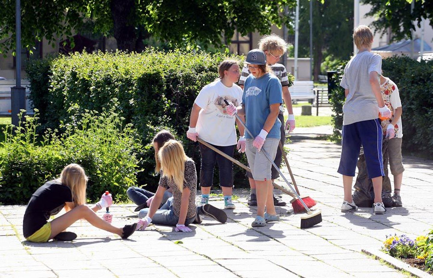 Viljandi linnavalitsuse korraldatavasse töömalevasse tulevaid lapsi ootavad kergemad puhastus-, heakorra- ja haljastustööd nagu ka paaril varasemal aastal. Pilt pärineb 2012. aastast.