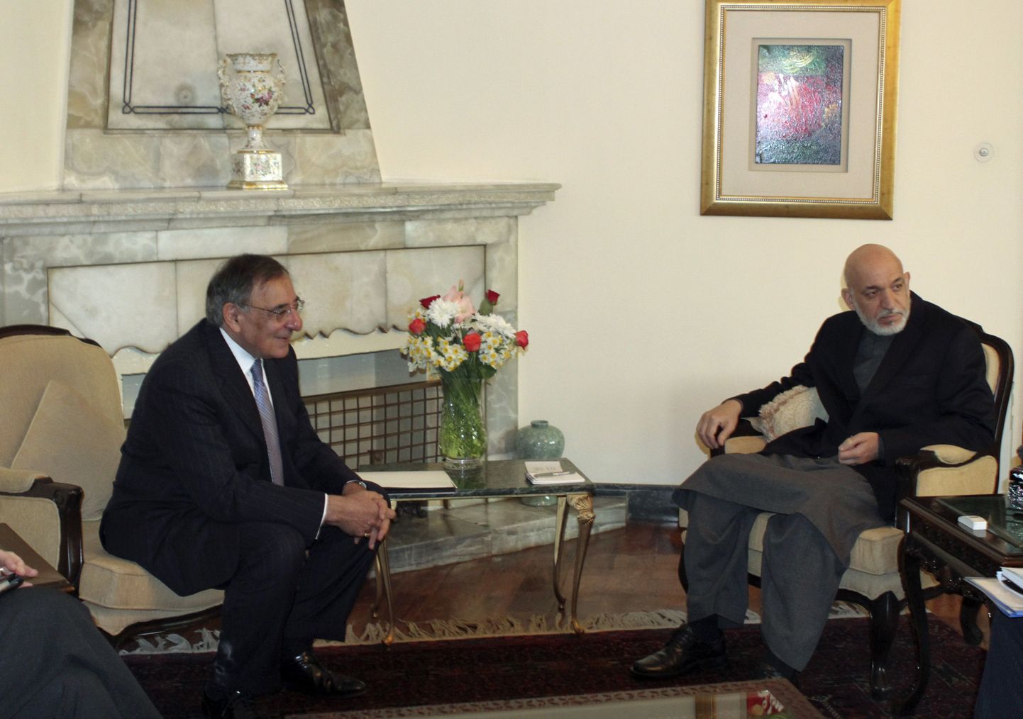 USA kaitseminister Leon Panetta (vasakul) tänasel kohtumisel Afganistani presidendi Hamid Karzaiga.