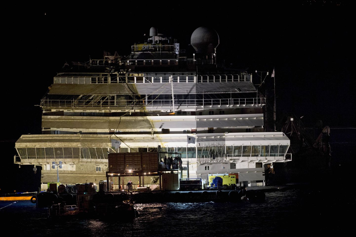 Операция по подъему затонувшего круизного лайнера Costa Concordia у итальянского острова Джильо завершена.