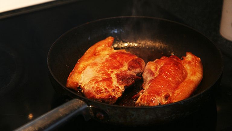 Nogaršojot Frīda cepto gaļu, TVNET secina, ka tā izdevusies garšīga un sulīga. Motobraucējs paskaidro, ka sulīgumu nodrošina arī gaļas treknums. «Ja būtu pilnīgs liesums, gaļa būtu sausa.» 