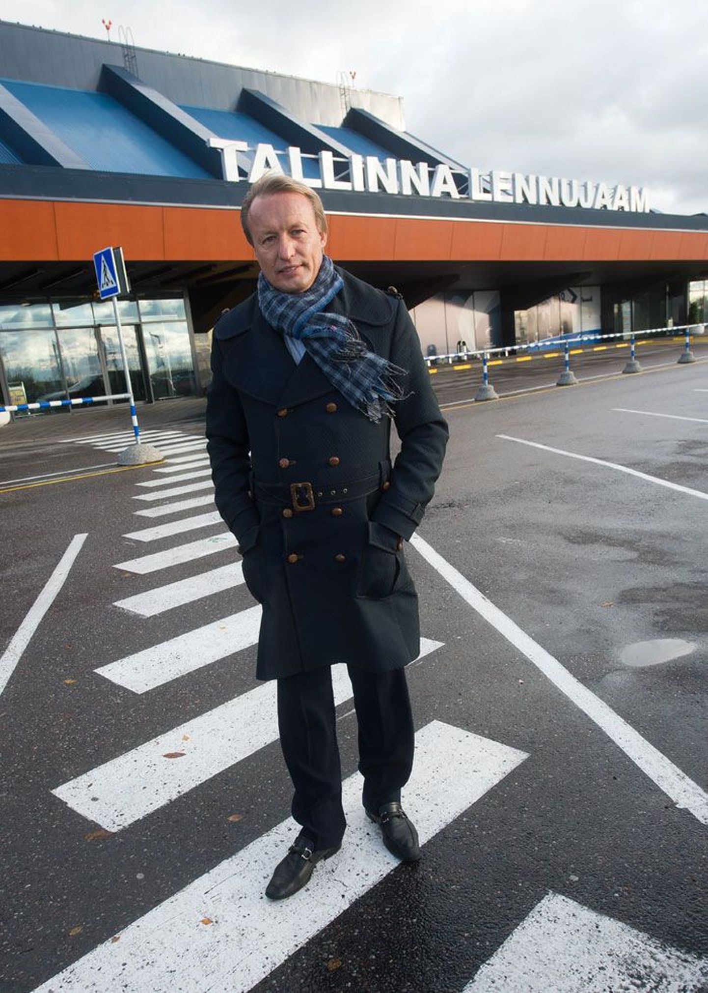 Autoettevõtja Raivo Aavisto, kes jäi kolmapäeva õhtul koos veel seitsme eestlasega Amsterdami lennuväljal «üliaktiivse» arvutiprogrammi tõttu maha Tallinna lennukist, eile Tallinna lennujaama ees.