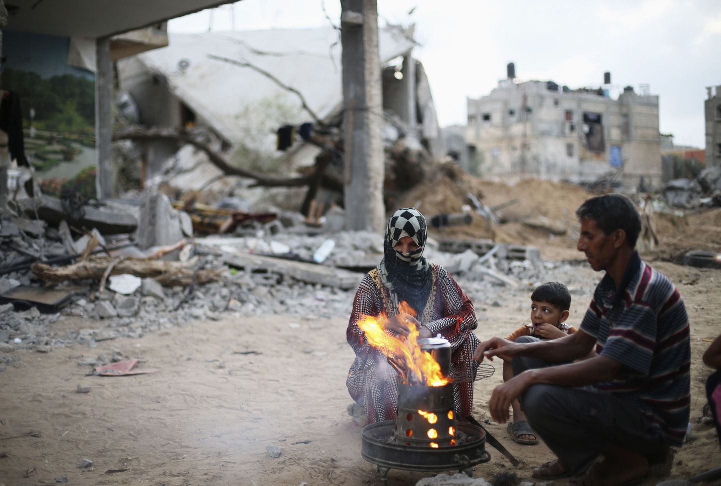 Palestiina perekond oma sõjategevuses purustatud kodu ees. Kuu aja jooksul on sõjalises operatsioonis saanud viga 10 196 inimest.