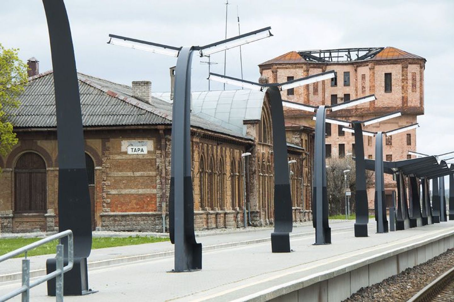Nii Tapa vana raudteejaama hoone kui ka veetorn on linna jaoks olulised sümbolid.