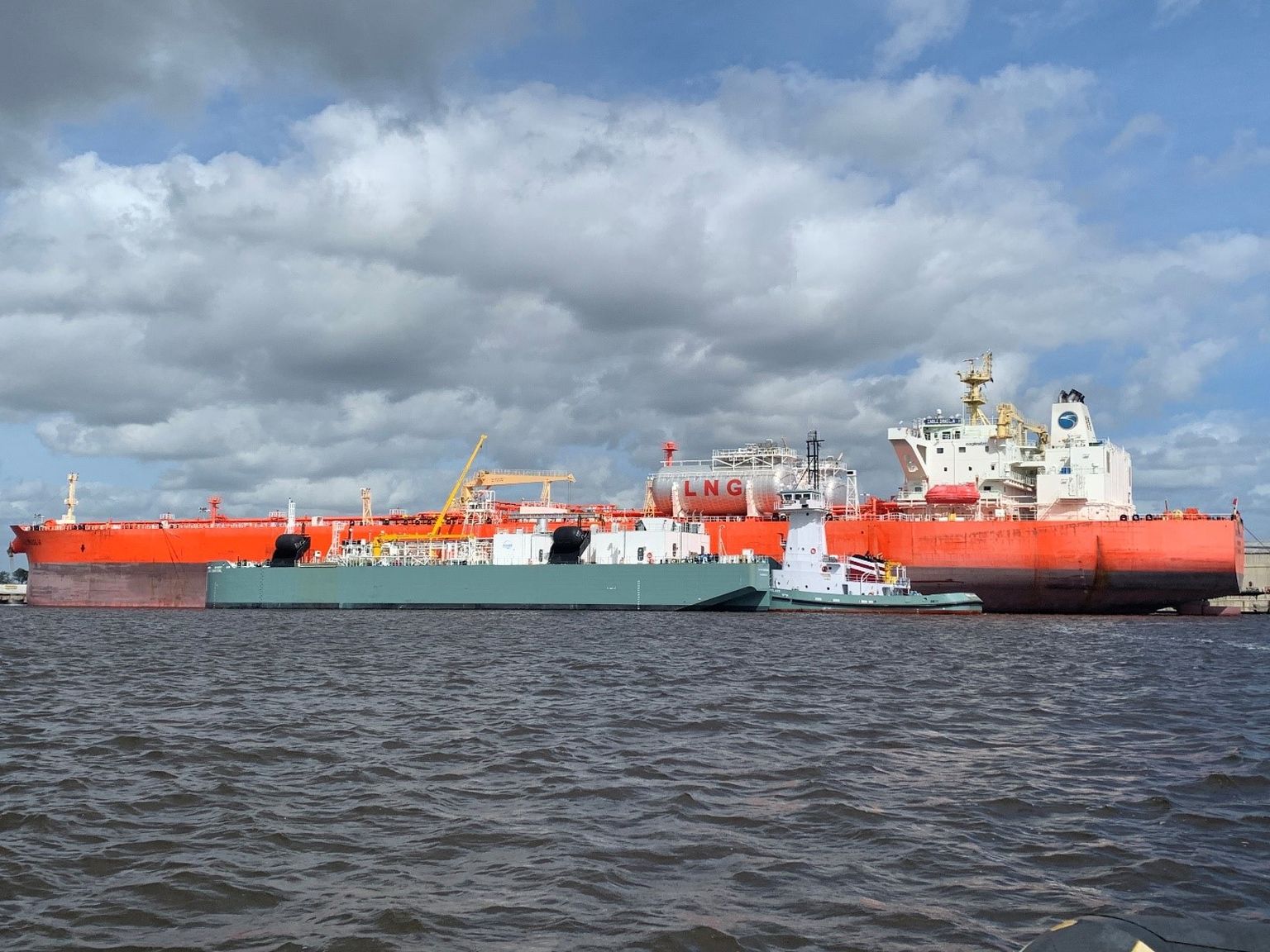LNG punkerduspargas Clean Canaveral pumpab veeldatud gaasi tankerile Eagle Brasilia.