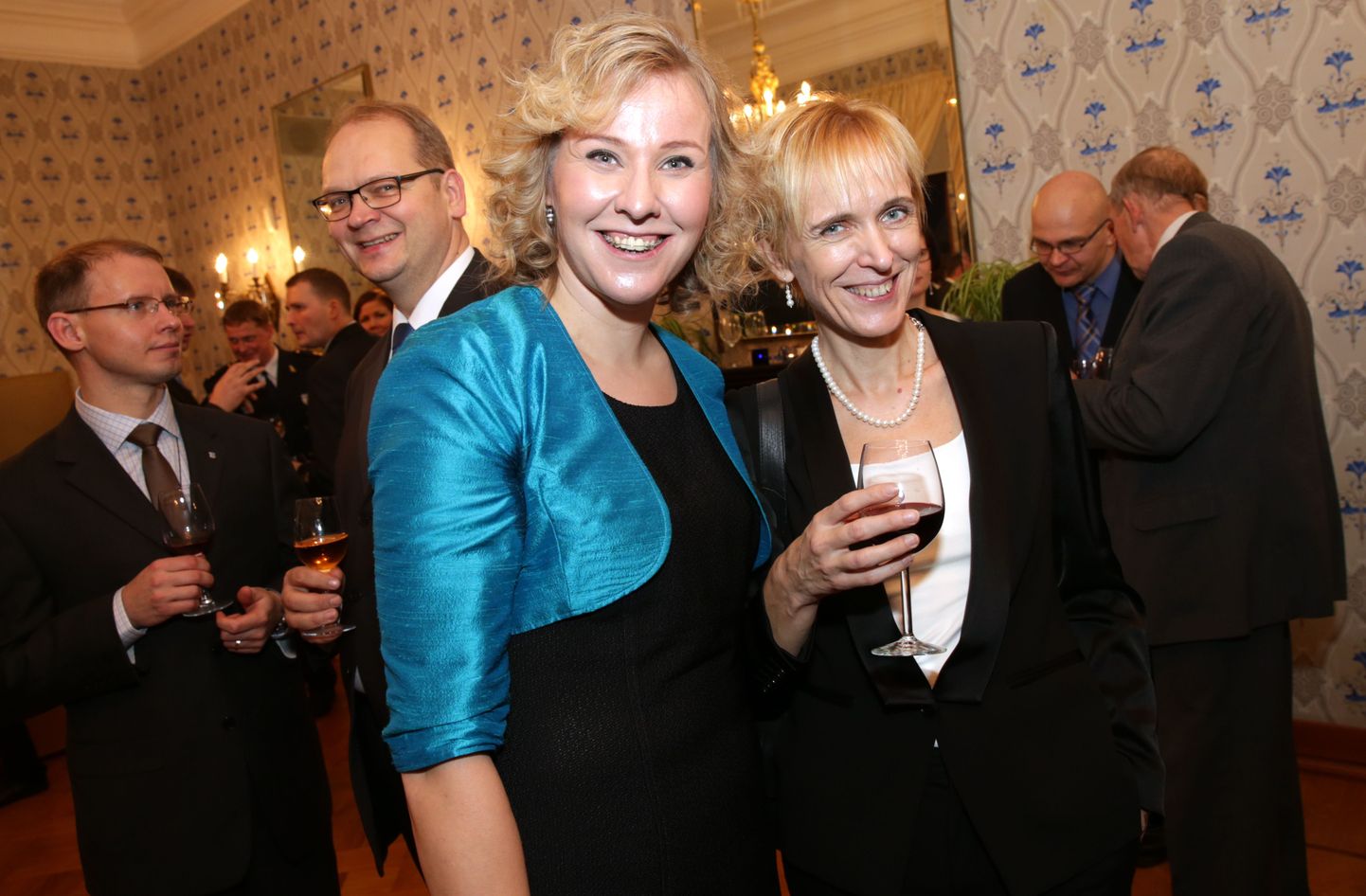 Pildil on Soome suursaatkonna pressi ja kultuurinõunik Marjo Näkki ja Iivi-Anna Masso.
