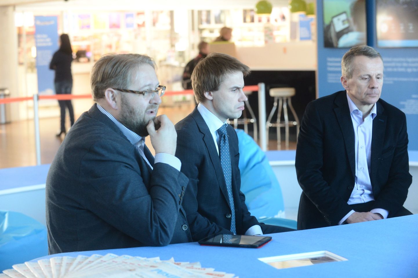 Rannar Vassiljev (keskel) Tallinna lennujaamas toimunud Postimehe debatil.