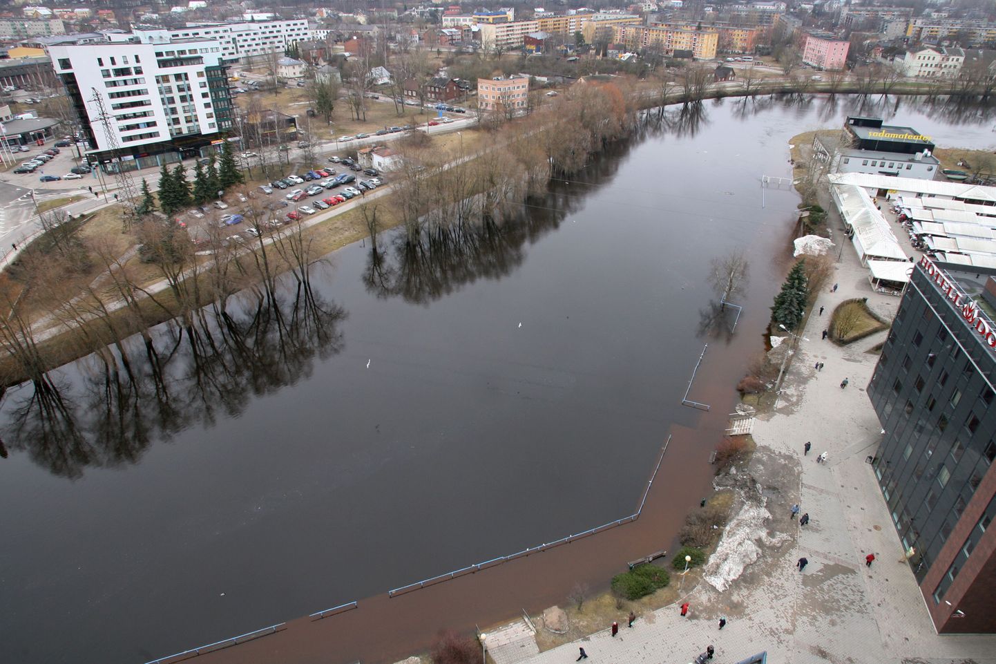 Üleujutatud Emajõgi pildistatuna Plasku katuselt.
