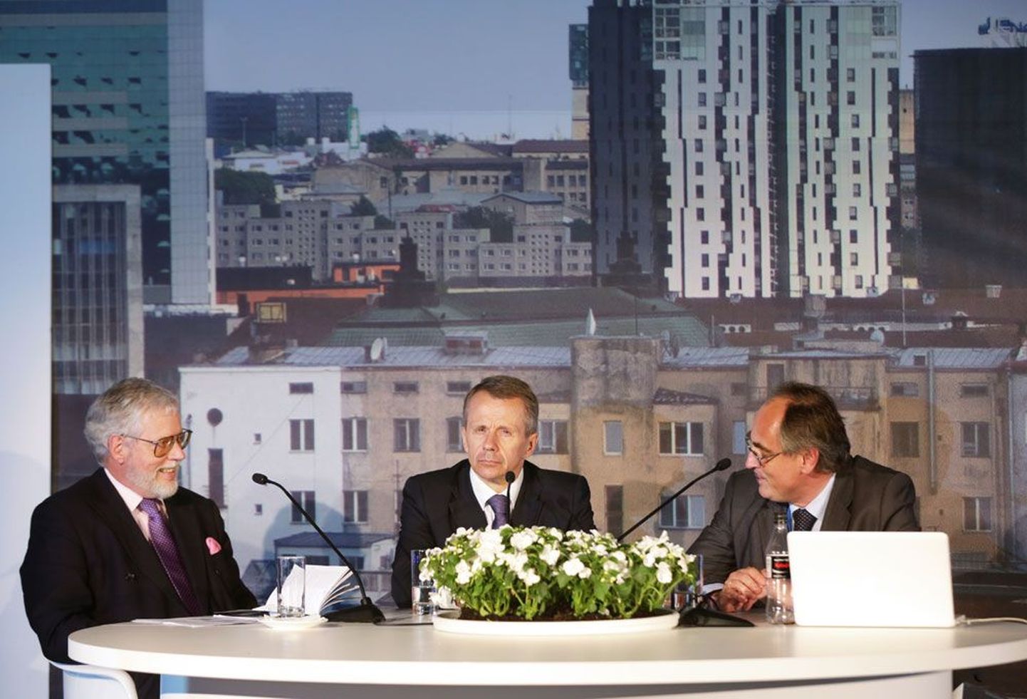 FinanceEstonia korraldatud konverentsil arutasid Eesti finantsturu tuleviku üle omanimelise konsultatsioonifirma juht Graham Bishop (vasakul) ja rahandusminister Jürgen Ligi (keskel), nende vestlust juhtis The Economisti ajakirjanik Edward Lucas.
