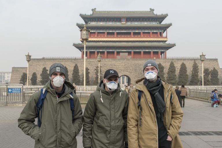 Rootsi turistid Pekingis, ees näomaskid, mis peaks kaitsema õhusaaste eest. Foto: Scanpix