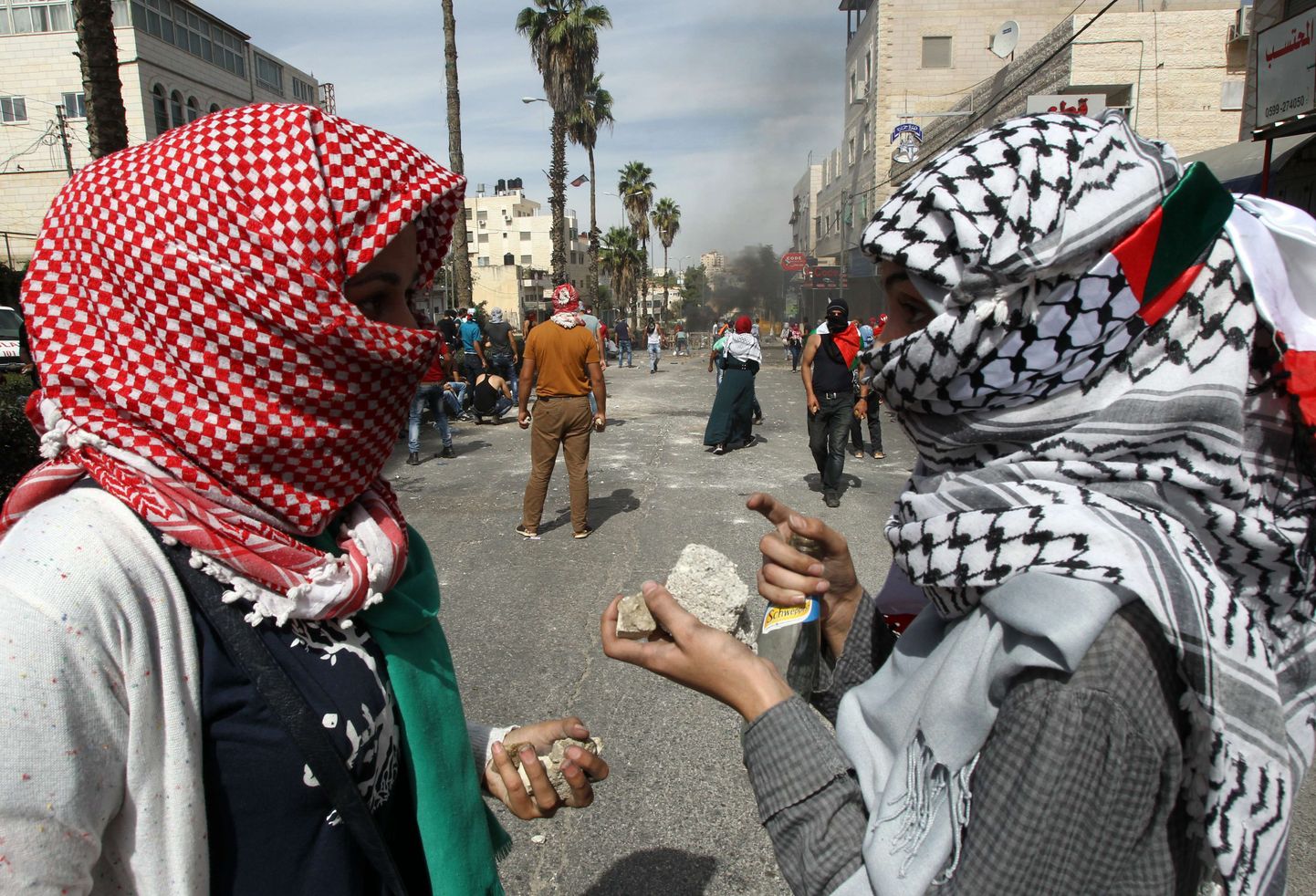 Palestiinlastest Hebroni Ülikooli üliõpilased varuvad kive, et nendega Iisraeli sõdureid visata.
