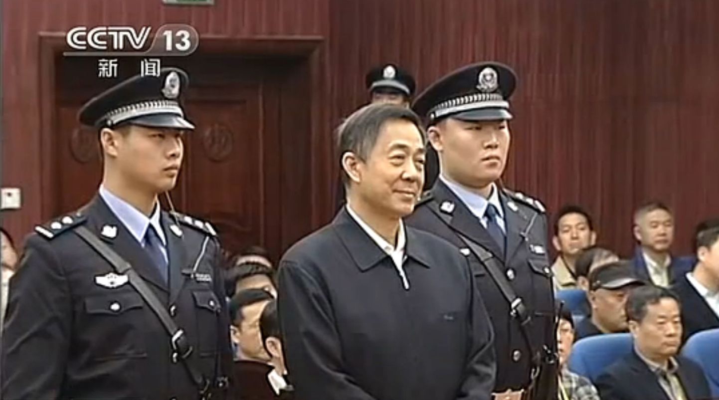 Bo Xilai (keskel) kuulab kohtuotsust.
