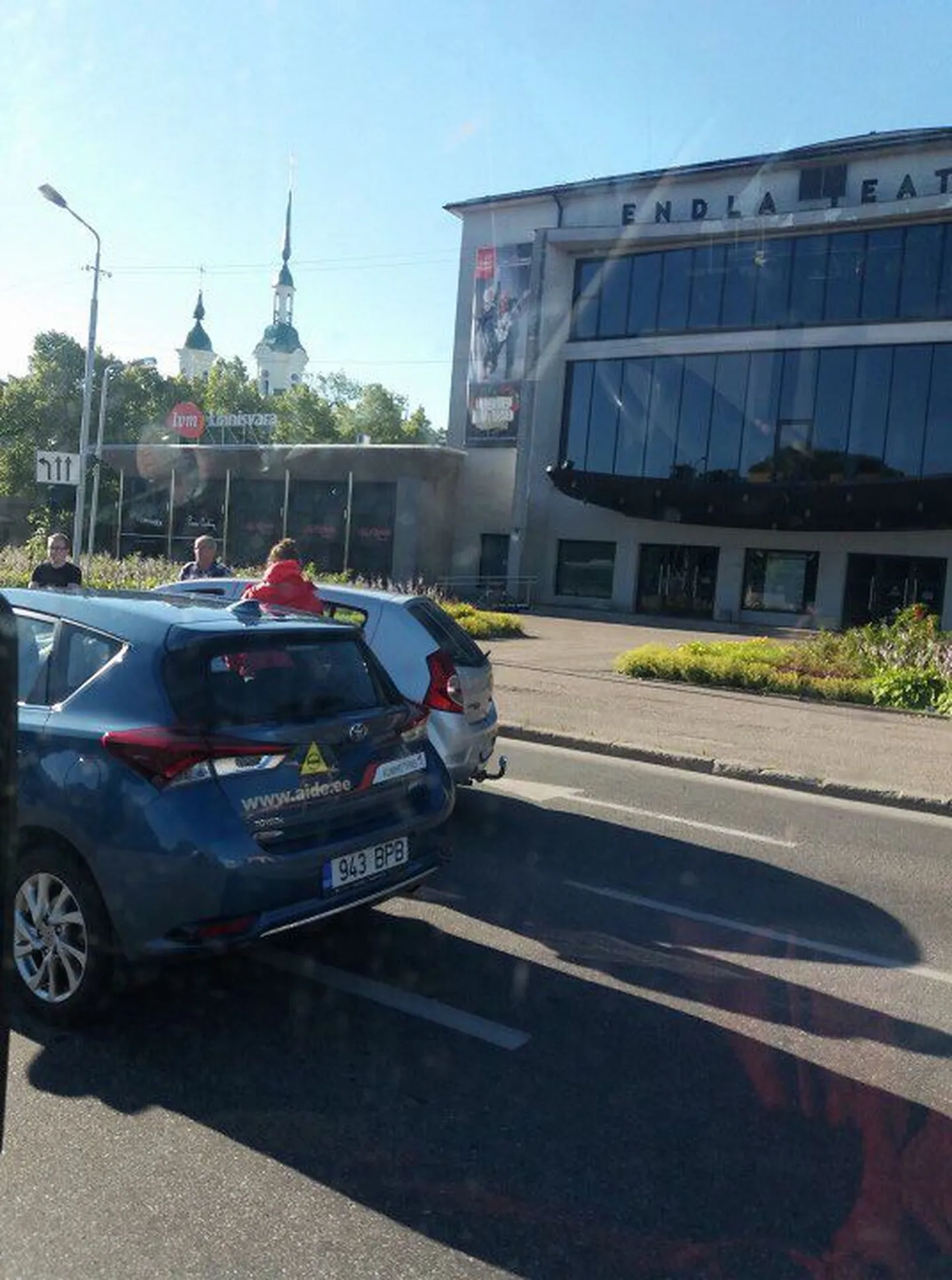 Pärnus Endla teatri ees põrkasid kokku õppesõiduauto Toyota ja sõiduauto Dacia.