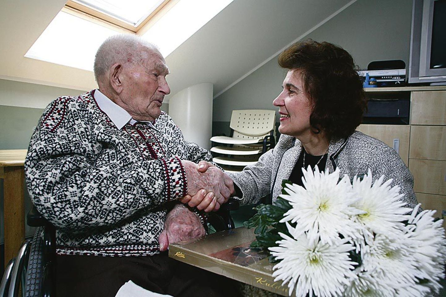 Pärnu vanimat inimest Karl Tohvi õnnitles 103. sünnipäeval Pärnu abilinnapea Jane Mets.