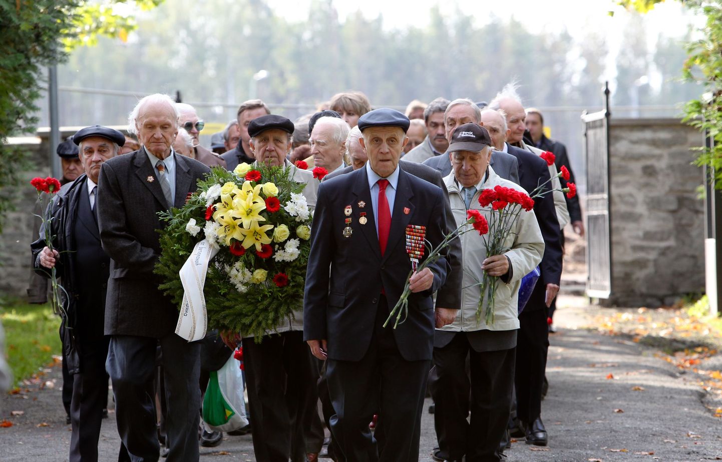 Punaveteranid Kaitseväe kalmistul asuva Pronkssõduri mälestusmärgi juures.