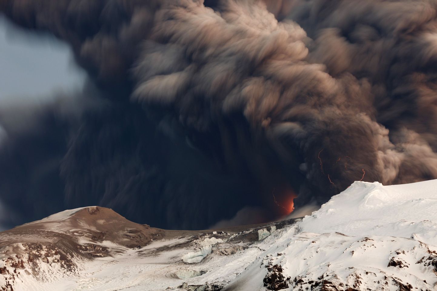 Eyjafjallajökulli vulkaanist paiskus eile suitsu ja laavat.