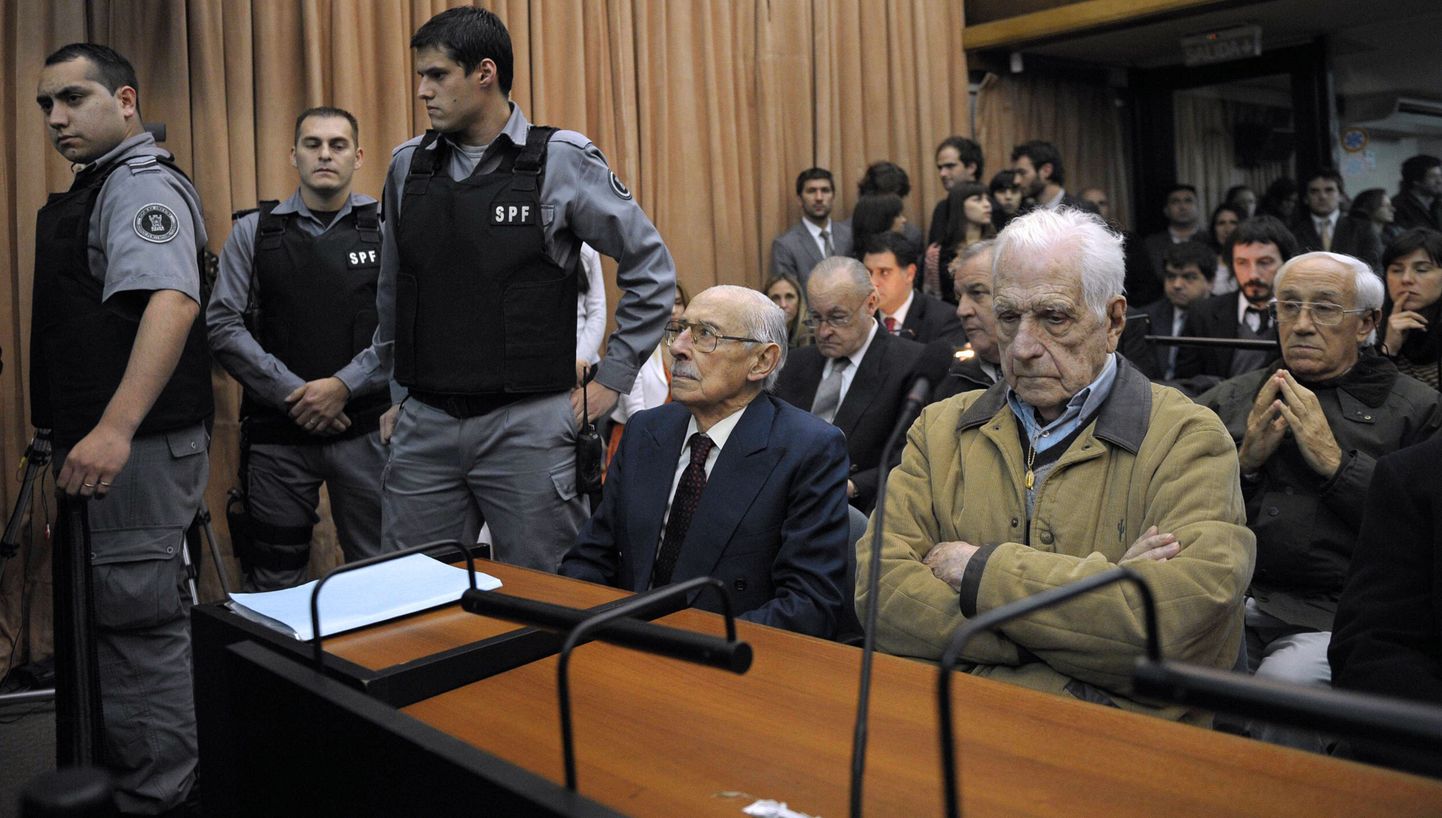 Argentina eksdiktaatorid Jorge Rafael Videla (vasakul)  ja Reynaldo Bignone kohtus