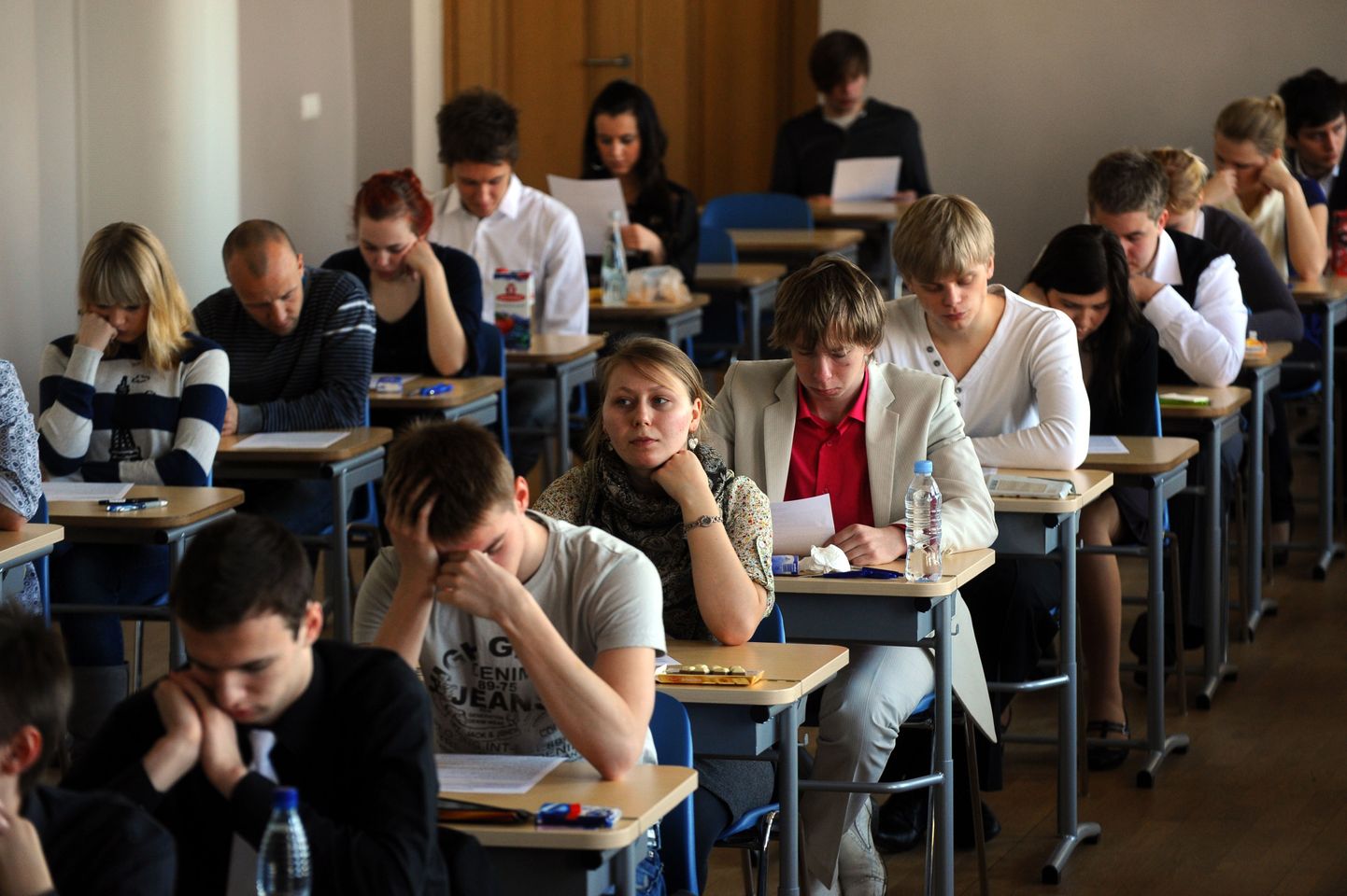 Ученики Таллиннской гимназии Кристийне пишут выпускные сочинения.