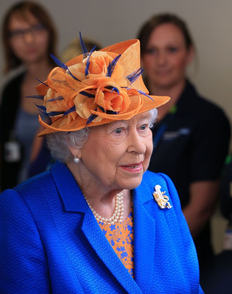 Kuninganna Elizabeth II külastas Manchesteri lastehaiglat, kus on 22. mai rünnakus kannatada saanud lapsed ravil