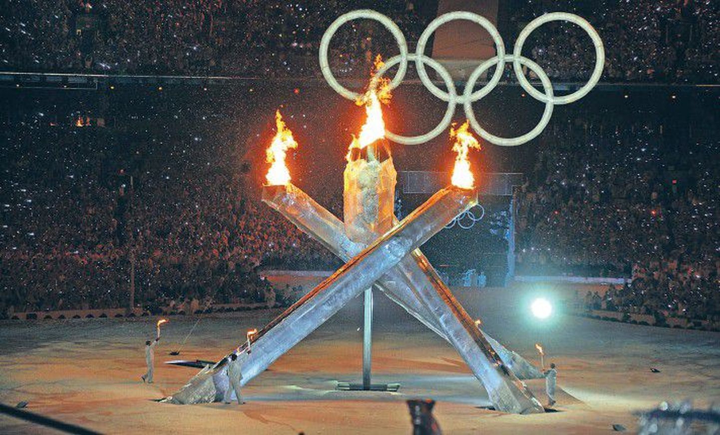 В самый торжественный момент церемонии открытия Олимпийских игр гидравлическая система дала сбой, и не все колоннны, необходимые для зажжения огня, поднялись из-под холла.