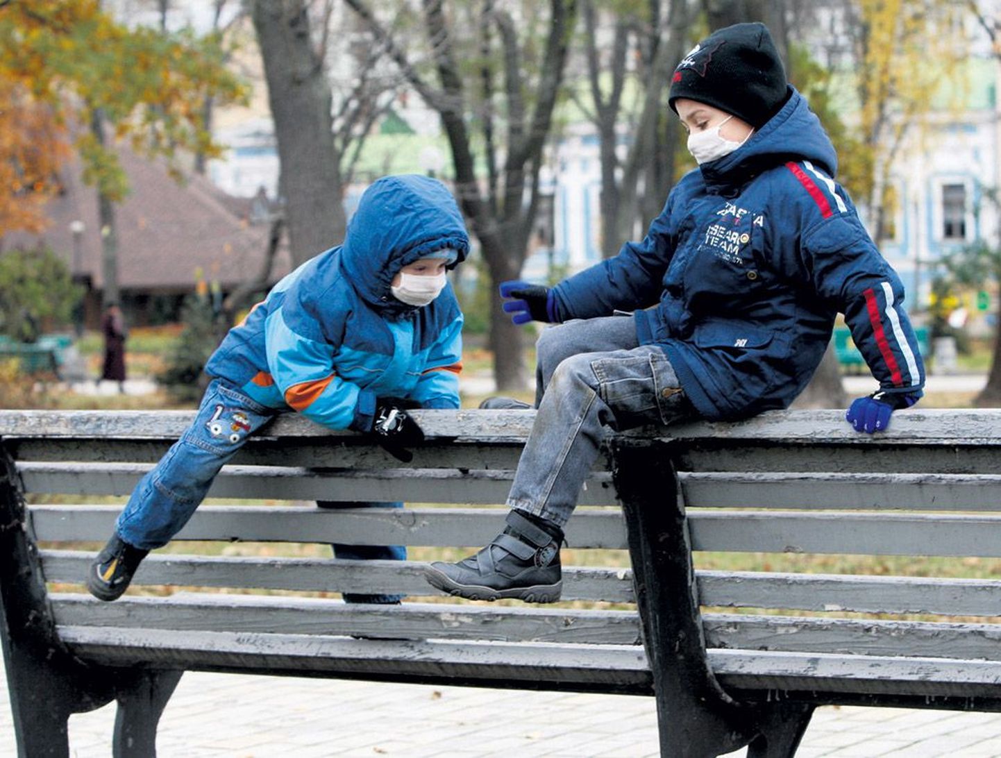 Ukraina lapsed seagripi eest kaitsvate maskidega